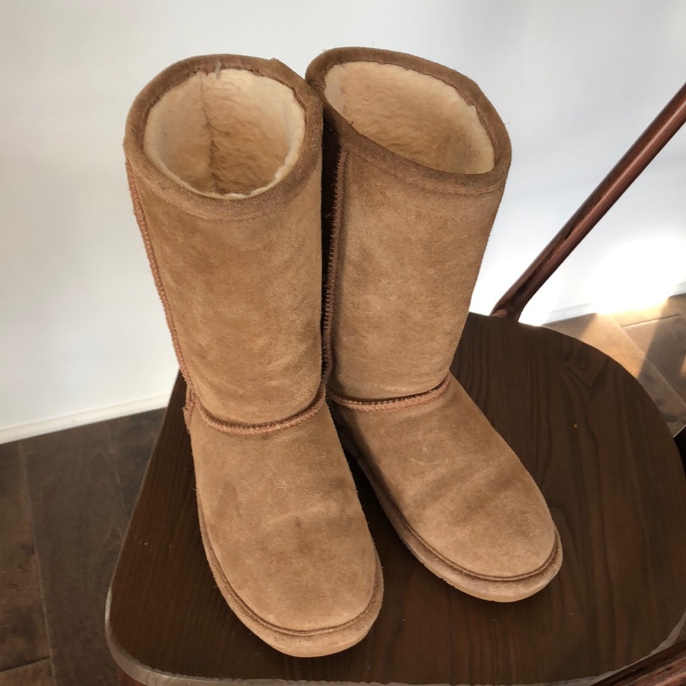 Bearpaw Youth Tall Suede boots. Size 3Y
